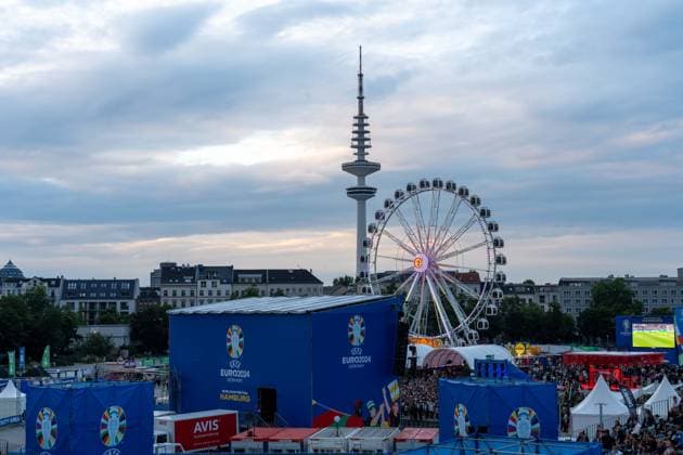 Ausblick vom Public Viewing GER, Deutschland vs Schottland, Public Viewing, Fanzone Hamburg, Eroeffnungsspiel, Fan Festival, UEFA EURO, EM, Europameisterschaft,Fussball 2024, 14.06.2024 GER, Deutschland vs Schottland, Public Viewing, Fanzone Hamburg, Eroeffnungsspiel, Fan Festival, Hamburg UEFA EURO 2024, 14.06.2024 Hamburg Copyright: xEibner-Pressefoto MaximilianxVincenx EP_MVN