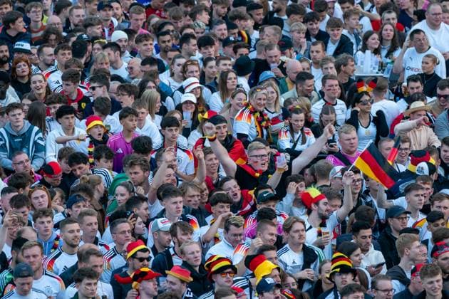 Fans jubeln, Jubel, Freude GER, Deutschland vs Schottland, Public Viewing, Fanzone Hamburg, Eroeffnungsspiel, Fan Festival, UEFA EURO, EM, Europameisterschaft,Fussball 2024, 14.06.2024 GER, Deutschland vs Schottland, Public Viewing, Fanzone Hamburg, Eroeffnungsspiel, Fan Festival, Hamburg UEFA EURO 2024, 14.06.2024 Hamburg Copyright: xEibner-Pressefoto MaximilianxVincenx EP_MVN