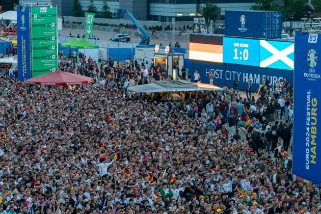 Fans jubeln nach dem ersten Tor, Jubel, Freude, Tor GER, Deutschland vs Schottland, Public Viewing, Fanzone Hamburg, Eroeffnungsspiel, Fan Festival, UEFA EURO, EM, Europameisterschaft,Fussball 2024, 14.06.2024 GER, Deutschland vs Schottland, Public Viewing, Fanzone Hamburg, Eroeffnungsspiel, Fan Festival, Hamburg UEFA EURO 2024, 14.06.2024 Hamburg Copyright: xEibner-Pressefoto MaximilianxVincenx EP_MVN