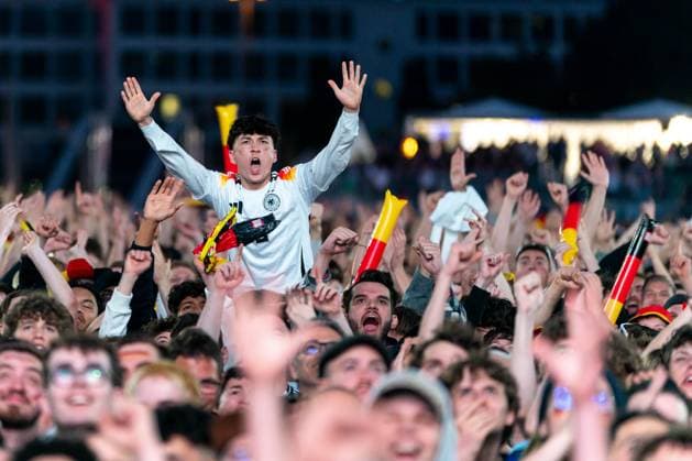 starker Jubel nach dem vierten Tor, Fans, Jubel, Freude, Fan in der Menge GER, Deutschland vs Schottland, Public Viewing, Fanzone Hamburg, Eroeffnungsspiel, Fan Festival, UEFA EURO, EM, Europameisterschaft,Fussball 2024, 14.06.2024 GER, Deutschland vs Schottland, Public Viewing, Fanzone Hamburg, Eroeffnungsspiel, Fan Festival, Hamburg UEFA EURO 2024, 14.06.2024 Hamburg Copyright: xEibner-Pressefoto MaximilianxVincenx EP_MVN