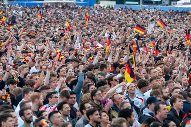 Fans jubeln nach dem ersten Tor GER, Deutschland vs Schottland, Public Viewing, Fanzone Hamburg, Eroeffnungsspiel, Fan Festival, UEFA EURO, EM, Europameisterschaft,Fussball 2024, 14.06.2024 GER, Deutschland vs Schottland, Public Viewing, Fanzone Hamburg, Eroeffnungsspiel, Fan Festival, Hamburg UEFA EURO 2024, 14.06.2024 Hamburg Copyright: xEibner-Pressefoto MaximilianxVincenx EP_MVN