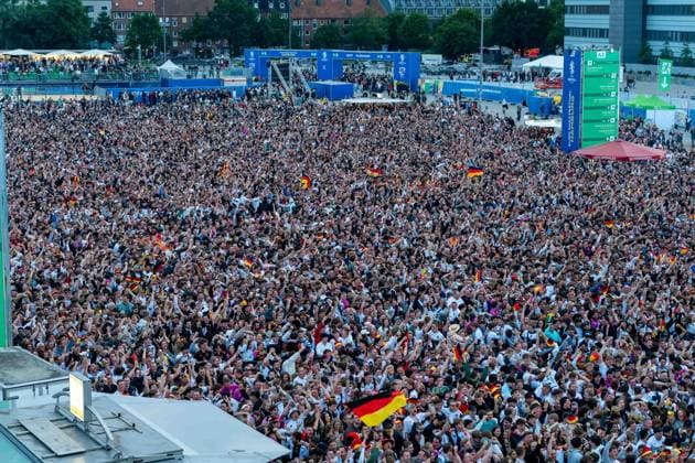 Sport Bilder des Tages Fans jubeln nach dem ersten Tor, Jubel, Freude, Tor GER, Deutschland vs Schottland, Public Viewing, Fanzone Hamburg, Eroeffnungsspiel, Fan Festival, UEFA EURO, EM, Europameisterschaft,Fussball 2024, 14.06.2024 GER, Deutschland vs Schottland, Public Viewing, Fanzone Hamburg, Eroeffnungsspiel, Fan Festival, Hamburg UEFA EURO 2024, 14.06.2024 Hamburg Copyright: xEibner-Pressefoto MaximilianxVincenx EP_MVN