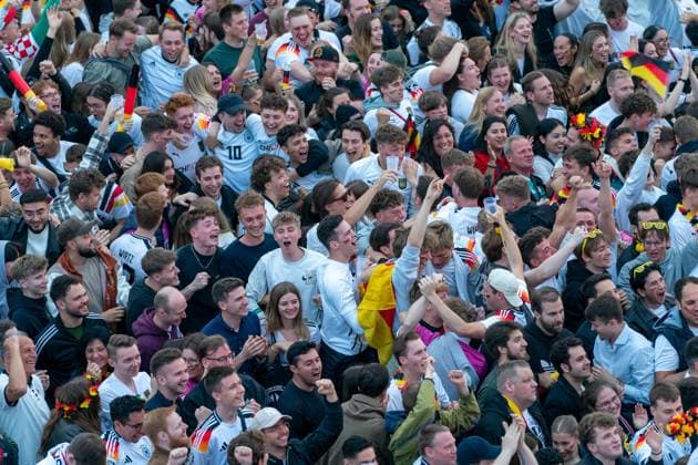 Fans jubeln nach dem ersten Tor, Jubel, Freude, Tor GER, Deutschland vs Schottland, Public Viewing, Fanzone Hamburg, Eroeffnungsspiel, Fan Festival, UEFA EURO, EM, Europameisterschaft,Fussball 2024, 14.06.2024 GER, Deutschland vs Schottland, Public Viewing, Fanzone Hamburg, Eroeffnungsspiel, Fan Festival, Hamburg UEFA EURO 2024, 14.06.2024 Hamburg Copyright: xEibner-Pressefoto MaximilianxVincenx EP_MVN