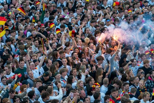 Fans jubeln nach dem ersten Tor, Jubel, Freude, Tor GER, Deutschland vs Schottland, Public Viewing, Fanzone Hamburg, Eroeffnungsspiel, Fan Festival, UEFA EURO, EM, Europameisterschaft,Fussball 2024, 14.06.2024 GER, Deutschland vs Schottland, Public Viewing, Fanzone Hamburg, Eroeffnungsspiel, Fan Festival, Hamburg UEFA EURO 2024, 14.06.2024 Hamburg Copyright: xEibner-Pressefoto MaximilianxVincenx EP_MVN