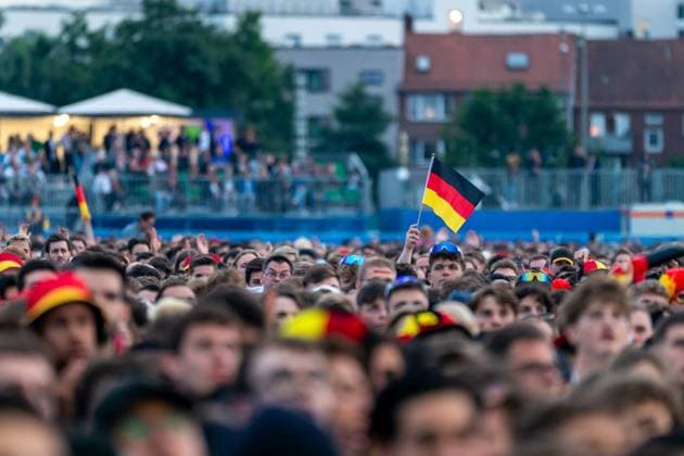 Fans jubeln nach dem ersten Tor, Jubel, Freude, Tor GER, Deutschland vs Schottland, Public Viewing, Fanzone Hamburg, Eroeffnungsspiel, Fan Festival, UEFA EURO, EM, Europameisterschaft,Fussball 2024, 14.06.2024 GER, Deutschland vs Schottland, Public Viewing, Fanzone Hamburg, Eroeffnungsspiel, Fan Festival, Hamburg UEFA EURO 2024, 14.06.2024 Hamburg Copyright: xEibner-Pressefoto MaximilianxVincenx EP_MVN