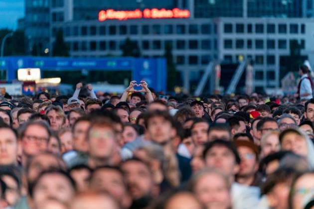 Herz in der Menge, Fans, Liebe, Love GER, Deutschland vs Schottland, Public Viewing, Fanzone Hamburg, Eroeffnungsspiel, Fan Festival, UEFA EURO, EM, Europameisterschaft,Fussball 2024, 14.06.2024 GER, Deutschland vs Schottland, Public Viewing, Fanzone Hamburg, Eroeffnungsspiel, Fan Festival, Hamburg UEFA EURO 2024, 14.06.2024 Hamburg Copyright: xEibner-Pressefoto MaximilianxVincenx EP_MVN