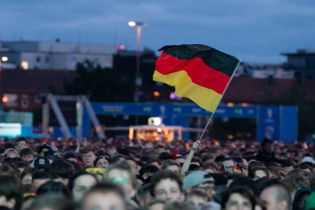 Flagge bei Public Viewing, Flagge, Fahne GER, Deutschland vs Schottland, Public Viewing, Fanzone Hamburg, Eroeffnungsspiel, Fan Festival, UEFA EURO, EM, Europameisterschaft,Fussball 2024, 14.06.2024 GER, Deutschland vs Schottland, Public Viewing, Fanzone Hamburg, Eroeffnungsspiel, Fan Festival, Hamburg UEFA EURO 2024, 14.06.2024 Hamburg Copyright: xEibner-Pressefoto MaximilianxVincenx EP_MVN