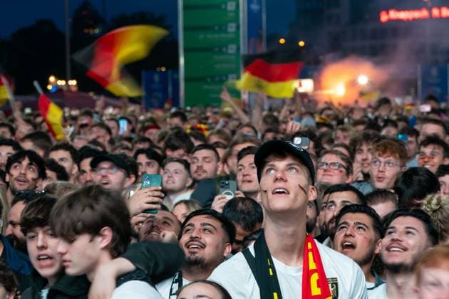 Jubel nach dem vierten Tor, Fans, Jubel, Freude GER, Deutschland vs Schottland, Public Viewing, Fanzone Hamburg, Eroeffnungsspiel, Fan Festival, UEFA EURO, EM, Europameisterschaft,Fussball 2024, 14.06.2024 GER, Deutschland vs Schottland, Public Viewing, Fanzone Hamburg, Eroeffnungsspiel, Fan Festival, Hamburg UEFA EURO 2024, 14.06.2024 Hamburg Copyright: xEibner-Pressefoto MaximilianxVincenx EP_MVN