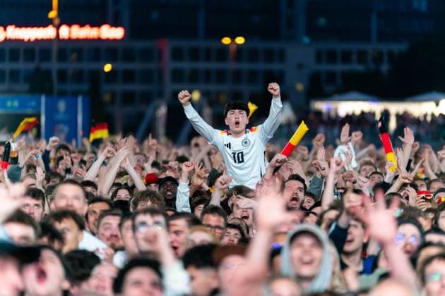 Jubel nach dem vierten Tor, Fans, Jubel, Freude, Fan in der Menge GER, Deutschland vs Schottland, Public Viewing, Fanzone Hamburg, Eroeffnungsspiel, Fan Festival, UEFA EURO, EM, Europameisterschaft,Fussball 2024, 14.06.2024 GER, Deutschland vs Schottland, Public Viewing, Fanzone Hamburg, Eroeffnungsspiel, Fan Festival, Hamburg UEFA EURO 2024, 14.06.2024 Hamburg Copyright: xEibner-Pressefoto MaximilianxVincenx EP_MVN