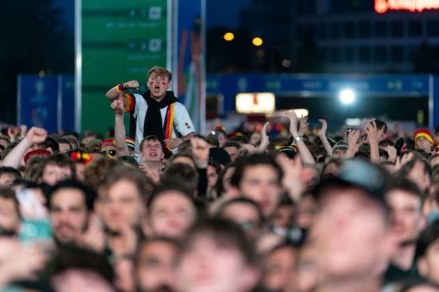 Jubel nach dem fuenften Tor, Fans, Jubel, Freude, Fan in der Menge GER, Deutschland vs Schottland, Public Viewing, Fanzone Hamburg, Eroeffnungsspiel, Fan Festival, UEFA EURO, EM, Europameisterschaft,Fussball 2024, 14.06.2024 GER, Deutschland vs Schottland, Public Viewing, Fanzone Hamburg, Eroeffnungsspiel, Fan Festival, Hamburg UEFA EURO 2024, 14.06.2024 Hamburg Copyright: xEibner-Pressefoto MaximilianxVincenx EP_MVN