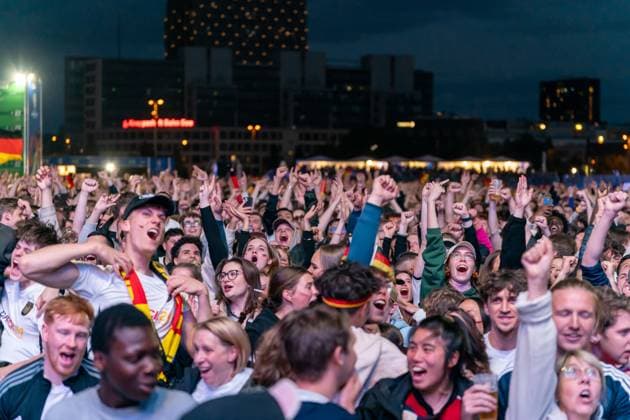 Fans jubeln nach Apfiff des Eroeffnungsspiels, Jubel, Freude, Emotionen GER, Deutschland vs Schottland, Public Viewing, Fanzone Hamburg, Eroeffnungsspiel, Fan Festival, UEFA EURO, EM, Europameisterschaft,Fussball 2024, 14.06.2024 GER, Deutschland vs Schottland, Public Viewing, Fanzone Hamburg, Eroeffnungsspiel, Fan Festival, Hamburg UEFA EURO 2024, 14.06.2024 Hamburg Copyright: xEibner-Pressefoto MaximilianxVincenx EP_MVN