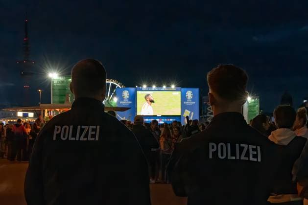 Polizei sorgt fuer Sicherheit GER, Deutschland vs Schottland, Public Viewing, Fanzone Hamburg, Eroeffnungsspiel, Fan Festival, UEFA EURO, EM, Europameisterschaft,Fussball 2024, 14.06.2024 GER, Deutschland vs Schottland, Public Viewing, Fanzone Hamburg, Eroeffnungsspiel, Fan Festival, Hamburg UEFA EURO 2024, 14.06.2024 Hamburg Copyright: xEibner-Pressefoto MaximilianxVincenx EP_MVN