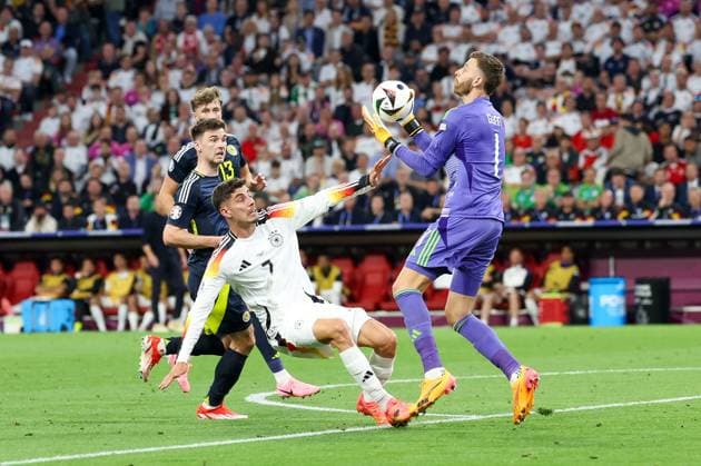 im Zweikampf, Aktion, mit Kai Havertz 7 (Deutschland), Angus Gunn 1 (Schottland), Deutschland vs. Schottland, Fussball, UEFA EURO, EM, Europameisterschaft,Fussball 2024, Gruppenphase, 1. Spieltag, 14.06.2024 DFB regulations prohibit any use of photographs as image sequences and or quasi-video Muenchen Bayern Deutschland