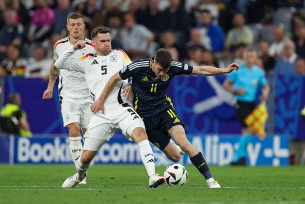 im Zweikampf, Aktion, mit Pascal Gross 5 (Deutschland), Ryan Christie 11 (Schottland), Deutschland vs. Schottland, Fussball, UEFA EURO, EM, Europameisterschaft,Fussball 2024, Gruppenphase, 1. Spieltag, 14.06.2024 DFB regulations prohibit any use of photographs as image sequences and or quasi-video Muenchen Bayern Deutschland