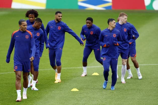 WOLFSBURG - (l-r) Virgil van Dijk, Denzel Dumfries, Joshua Zirkzee, Cody Gakpo, Steven Bergwijn, Tijjani Reijnders, Jerdy Schouten during a training session of the Dutch national team, Nationalteam at the AOK Stadium on June 15, 2024 in Wolfsburg, Germany. The Dutch national team is preparing for the first group match at the European Football Championship in Germany against Poland. ANP KOEN VAN WEEL UEFA EURO, EM, Europameisterschaft,Fussball 2024 Germany 2024 xVIxANPxSportx xxANPxIVx 501129529 originalFilename: 501129529.jpg