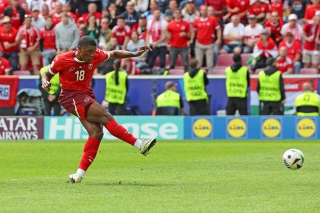 Tor zum 0:1 durch Torschützen Kwadro Amdouni (Schweiz, Nr. 18), Entscheidung nach Videobeweis wegen vermutlichen Abseits, Tor, Vorrundenspiel M02, HUN - SUI, , Fussball Europameisterschaft, Ungarn gegen Schweiz, European Football Championship, Hungary vs. Swiss, Köln, Cologne, 15.06.2024, -
