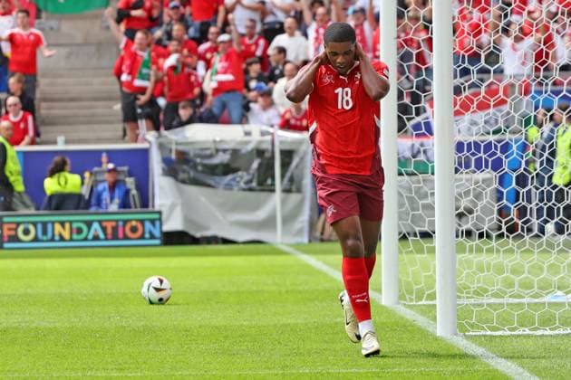 Tor zum 0:1 durch Torschützen Kwadro Amdouni (Schweiz, Nr. 18), Entscheidung nach Videobeweis wegen vermutlichen Abseits, Tor, verhaltener Torjubel, Vorrundenspiel M02, HUN - SUI, , Fussball Europameisterschaft, Ungarn gegen Schweiz, European Football Championship, Hungary vs. Swiss, Köln, Cologne, 15.06.2024, -