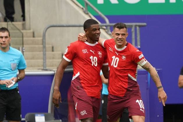 Fussball, UEFA EURO, EM, Europameisterschaft,Fussball 2024, EM 2024, Gruppenphase, Gruppe A, Ungarn-Schweiz Köln Stadion kwadwo duah, granit xhaka beide Schweiz, jubeln