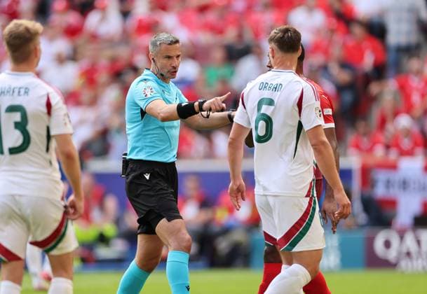 15.06.2024, Fussball Europameisterschaft, UEFA EURO, EM, Europameisterschaft,Fussball 2024, Ungarn - Schweiz, Gruppe A, Köln Stadion, v.l., Schiedsrichter Slavko Vincic (SVN) im Dialog mit Willi Orban (Ungarn) Copyright: HMBxMedia
