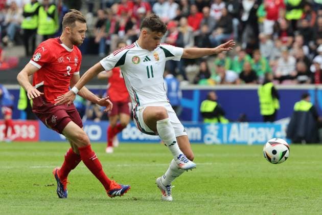 Zweikampf Silvan Widmer (Schweiz, Nr. 3) mit Milos Kerkez (Ungarn, Nr.11), , Vorrundenspiel M02, HUN - SUI, , Fussball Europameisterschaft, Ungarn gegen Schweiz, European Football Championship, Hungary vs. Swiss, Köln, Cologne, 15.06.2024, -