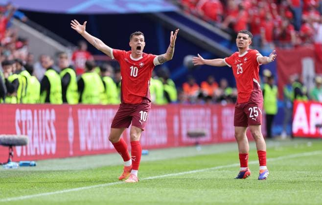15.06.2024, Fussball Europameisterschaft, UEFA EURO, EM, Europameisterschaft,Fussball 2024, Ungarn - Schweiz, Gruppe A, Köln Stadion, v.l., Granit Xhaka (Schweiz), Mohamed Zeki Amdouni (Schweiz) gibt Anweisungen, gestikuliert, mit den Armen gestikulieren gives instructions, gesticulate Copyright: HMBxMedia