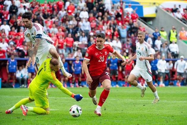Fabian Rieder (Schweiz, 26) im Zweikampf mit Peter Gulacsi (Ungarn, 01), Dominik Szoboszlai (Ungarn, 10), GER, Hungary (HUN) vs Switzerland (SUI), Fussball Europameisterschaft, UEFA EURO, EM, Europameisterschaft,Fussball 2024, Gruppe A, 1. Spieltag, 15.06.2024 GER, Hungary (HUN) vs Switzerland (SUI), Fussball Europameisterschaft, UEFA EURO 2024, Gruppe A, 1. Spieltag, 15.06.2024 Koeln Copyright: xEibner-Pressefoto Memmlerx EP_MMR
