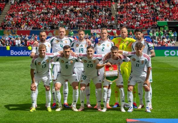 Fussball, Herren, Saison 2023 24, Euro 2024 Gruppe A (1. Spieltag) in Köln, Ungarn - Schweiz, hinten v. l. Attila Fiola (Ungarn), Attila Szalai (Ungarn), Barnabas Varga (Ungarn), Adam Lang (Ungarn), Torhüter Peter Gulacsi (Ungarn), Dominik Szoboszlai (Ungarn), vorn v.l. Andras Schäfer (Ungarn), Willi Orban (Ungarn), Roland Sallai (Ungarn), Adam Nagy (Ungarn), Milos Kerkez (Ungarn), 15.06. 2024, Copyright: xSebastianxRäppold MatthiasxKochx