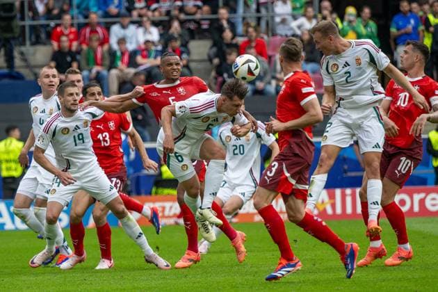 GER, EURO 2024, Group A, Ungarn (HUN) vs Schweiz (SUI) 15.06.2024, Cologne Stadium, Koeln, GER, EURO 2024, Group A, Ungarn (HUN) vs Schweiz (SUI) Im Bild: Willi Orban (Ungarn HUN, 06) Kopfball Kopfballduell; Dynamik, Aktion, Action, Spielszene; im Zweikampf, Duell, Dynamik, Aktion, Action, Spielszene; vor Manuel Akanji (Schweiz SUI, 05)