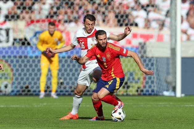 15.06.2024, xtgx, Fussball EM 2024, Spanien - Kroatien emspor, v.l. Ante Budimir (Krotaien, 16), Nacho Fernandez (Spanien, 4) Zweikampf, Duell, Kampf, tackle (DFL DFB REGULATIONS PROHIBIT ANY USE OF PHOTOGRAPHS as IMAGE SEQUENCES and or QUASI-VIDEO) Berlin