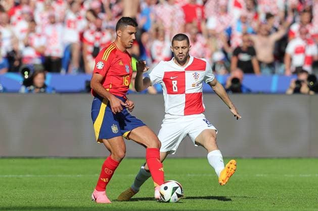 15.06.2024, xtgx, Fussball EM 2024, Spanien - Kroatien emspor, v.l. Rodri (Spanien, 16), Mateo Kovacic (Krotaien, 8) Zweikampf, Duell, Kampf, tackle (DFL DFB REGULATIONS PROHIBIT ANY USE OF PHOTOGRAPHS as IMAGE SEQUENCES and or QUASI-VIDEO) Berlin