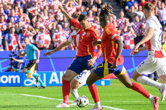 GER, Berlin, Fussball, Spanien vs Kroatien, Gruppe B, Gruppenphase, UEFA EURO, EM, Europameisterschaft,Fussball 2024, MD3, SP1, Olympia - Stadion Berlin, Alvaro Morata (Spanien), schiesst sein Tor zum 1:0, 15.06. 2024, Copyright: HMBxMedia UwexKoch