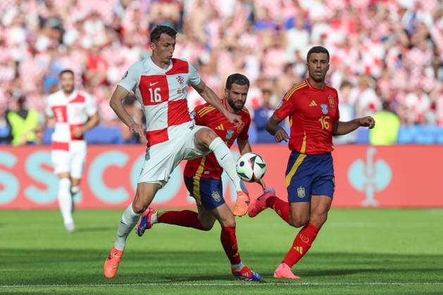 15.06.2024, xtgx, Fussball EM 2024, Spanien - Kroatien emspor, v.l. Ante Budimir (Krotaien, 16), Nacho Fernandez (Spanien, 4), Rodri (Spanien, 16) Zweikampf, Duell, Kampf, tackle (DFL DFB REGULATIONS PROHIBIT ANY USE OF PHOTOGRAPHS as IMAGE SEQUENCES and or QUASI-VIDEO) Berlin