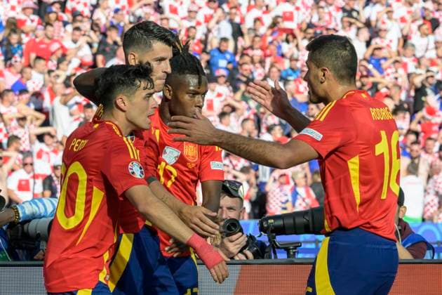 GER, Berlin, Fussball, Spanien vs Kroatien, Gruppe B, Gruppenphase, UEFA EURO, EM, Europameisterschaft,Fussball 2024, MD3, SP1, Olympia - Stadion Berlin, Alvaro Morata (Spanien), Tor, Treffer, Jubel, Torjubel, Freude, Begeisterung, feiert, nach seinem Tor zum 1:0, v.l. Pedri (Spanien), Alvaro Morata (Spanien), Nico Williams (Spanien), Rodri (Spanien), 15.06. 2024, Copyright: HMBxMedia UwexKoch