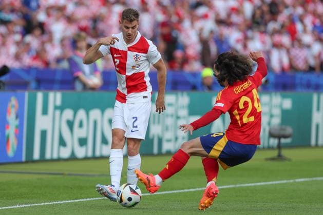 15.06.2024, xtgx, Fussball EM 2024, Spanien - Kroatien emspor, v.l. Josip Stanisic (Krotaien, 2), Marc Cucurella (Spanien, 24) Zweikampf, Duell, Kampf, tackle (DFL DFB REGULATIONS PROHIBIT ANY USE OF PHOTOGRAPHS as IMAGE SEQUENCES and or QUASI-VIDEO) Berlin