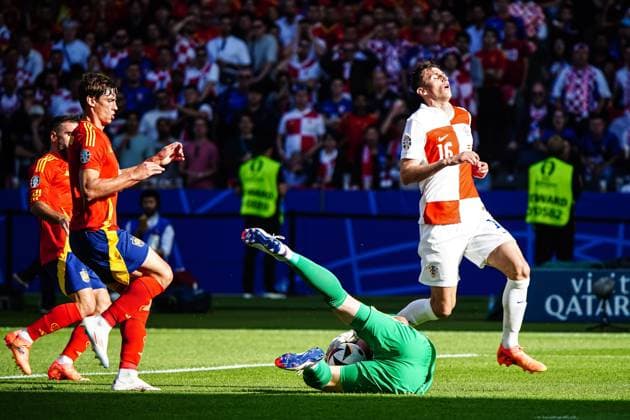 Unai Simon (Spanien, 23) vor Ante Budimir (Kroatien, 16) am Ball GER, Spanien vs. Kroatien, Fussball Europameisterschaft, UEFA EURO, EM, Europameisterschaft,Fussball 2024, Gruppe B, Spieltag 1, 15.06.2024 GER, Spanien vs. Kroatien, Fussball Europameisterschaft, UEFA Euro 2024, Gruppe B, Spieltag 1, 15.06.2024 Berlin Copyright: xEibner-Pressefoto MarcelxvonxFehrnx EP_MFN