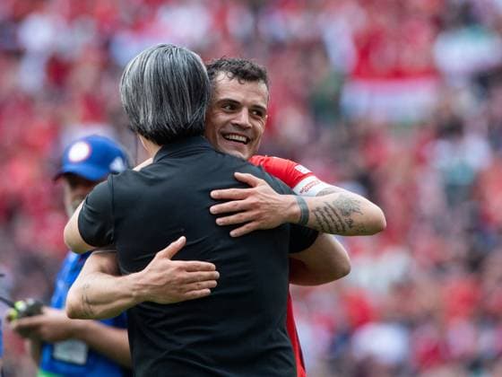 Granit Xhaka (Schweiz, 10), Murat Yakin (Schweiz, Trainer) jubeln ueber den Sieg und umarmen sich, GER, Hungary (HUN) vs Switzerland (SUI), Fussball Europameisterschaft, UEFA EURO, EM, Europameisterschaft,Fussball 2024, Gruppe A, 1. Spieltag, 15.06.2024 GER, Hungary (HUN) vs Switzerland (SUI), Fussball Europameisterschaft, UEFA EURO 2024, Gruppe A, 1. Spieltag, 15.06.2024 Koeln Copyright: xEibner-Pressefoto Memmlerx EP_MMR