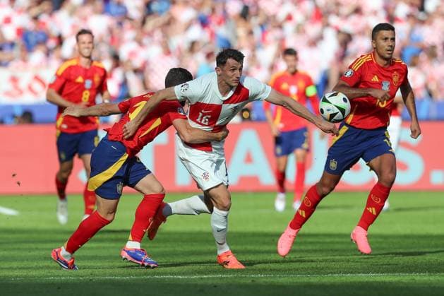 15.06.2024, xtgx, Fussball EM 2024, Spanien - Kroatien emspor, v.l. Nacho Fernandez (Spanien, 4), Ante Budimir (Krotaien, 16) Zweikampf, Duell, Kampf, tackle (DFL DFB REGULATIONS PROHIBIT ANY USE OF PHOTOGRAPHS as IMAGE SEQUENCES and or QUASI-VIDEO) Berlin