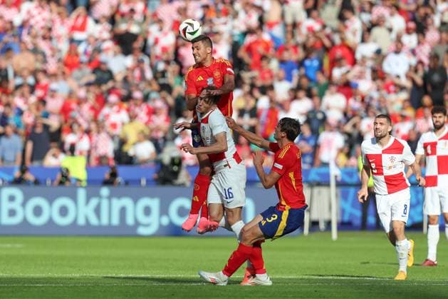 15.06.2024, xtgx, Fussball EM 2024, Spanien - Kroatien emspor, v.l. Rodri (Spanien, 16), Ante Budimir (Krotaien, 16) Zweikampf, Duell, Kampf, tackle (DFL DFB REGULATIONS PROHIBIT ANY USE OF PHOTOGRAPHS as IMAGE SEQUENCES and or QUASI-VIDEO) Berlin