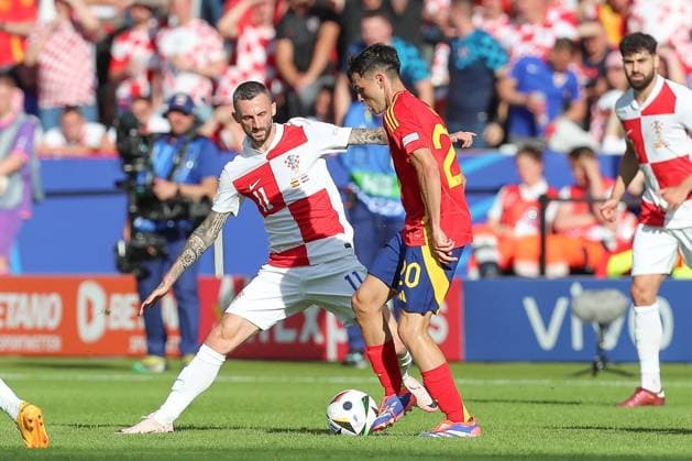 15.06.2024, xtgx, Fussball EM 2024, Spanien - Kroatien emspor, v.l. Marcelo Brozovic (Krotaien, 11), Marko Pjaca (Krotaien, 20) Zweikampf, Duell, Kampf, tackle (DFL DFB REGULATIONS PROHIBIT ANY USE OF PHOTOGRAPHS as IMAGE SEQUENCES and or QUASI-VIDEO) Berlin
