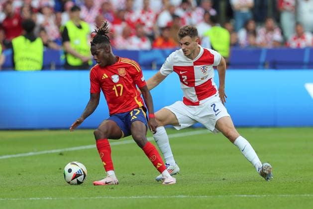 15.06.2024, xtgx, Fussball EM 2024, Spanien - Kroatien emspor, v.l. Nico Williams (Spanien, 17), Josip Stanisic (Krotaien, 2) Zweikampf, Duell, Kampf, tackle (DFL DFB REGULATIONS PROHIBIT ANY USE OF PHOTOGRAPHS as IMAGE SEQUENCES and or QUASI-VIDEO) Berlin