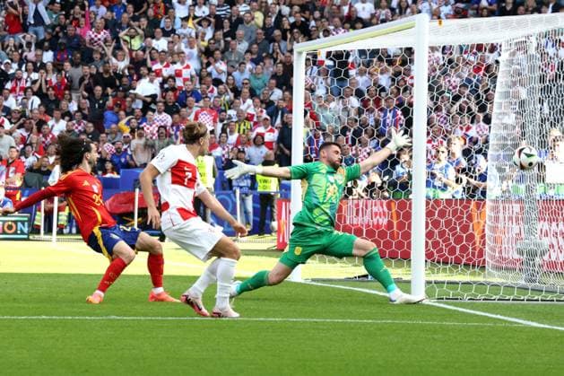 DEU, GER, Euro-2024, Group B, ESP vs. CRO, 15.06.2024, Berliner Olympiastadion, Berlin, DEU, GER, Euro-2024, Group B, ESP vs. CRO, im Bild Unai Simon (Spanien 23), Marc Cucurella (Spanien 24), Lovro Majer (Kroatien 7) Foto: Juergen Engler nordphoto GmbH