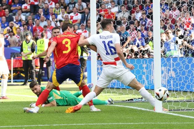 DEU, GER, Euro-2024, Group B, ESP vs. CRO, 15.06.2024, Berliner Olympiastadion, Berlin, DEU, GER, Euro-2024, Group B, ESP vs. CRO, im Bild Unai Simon (Spanien 23), Robin Le Normand (Spanien 3), Ante Budimir (Kroatien 16) Foto: Juergen Engler nordphoto GmbH