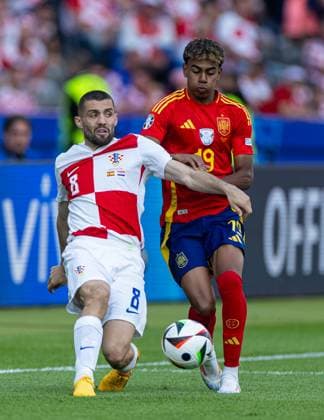 Football - UEFA EURO, EM, Europameisterschaft,Fussball 2024 - Group B - Spain v Croatia BERLIN, GERMANY - Saturday, June 15, 2024: Croatia s Mateo KovaÄić (L) is challenged by Spain s Lamine Yamal, the youngest men s player at a European Championship, EM, Europameisterschaft at 16 years and 338 days old, during the UEFA Euro 2024 Group B match between Spain and Croatia at the Olympiastadion. (Photo by David Rawcliffe Propaganda) BERLIN Olympiastadion BERLIN GERMANY Copyright: xDavidxRawcliffex P2024-06-15-Spain_Croatia-61