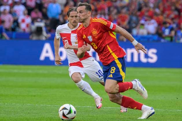 GER, Berlin, Fussball, Spanien vs Kroatien, Gruppe B, Gruppenphase, UEFA EURO, EM, Europameisterschaft,Fussball 2024, MD3, SP1, Olympia - Stadion Berlin, v.l. Luka Modric (Kroatien), Fabian Ruiz (Spanien), Zweikampf, Action, Kampf, kaempft um den Ball, 15.06. 2024, Copyright: HMBxMedia UwexKoch