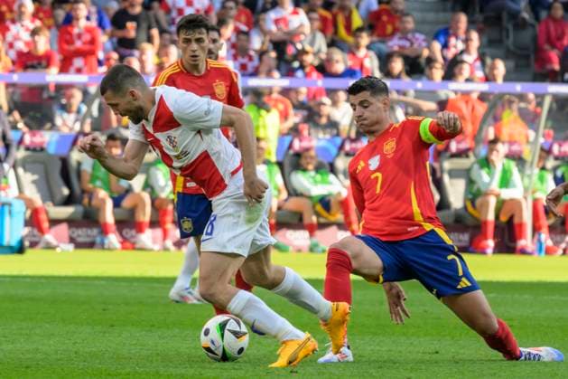 GER, Berlin, Fussball, Spanien vs Kroatien, Gruppe B, Gruppenphase, UEFA EURO, EM, Europameisterschaft,Fussball 2024, MD3, SP1, Olympia - Stadion Berlin, v.l. Mateo Kovacic (Kroatien), Alvaro Morata (Spanien), Zweikampf, Action, Kampf, kaempft um den Ball, 15.06. 2024, Copyright: HMBxMedia UwexKoch