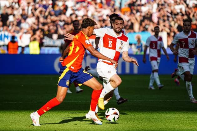 Lamine Yamal (Spanien, 19), Mateo Kovacic (Kroatien, 08) GER, Spanien vs. Kroatien, Fussball Europameisterschaft, UEFA EURO, EM, Europameisterschaft,Fussball 2024, Gruppe B, Spieltag 1, 15.06.2024 GER, Spanien vs. Kroatien, Fussball Europameisterschaft, UEFA Euro 2024, Gruppe B, Spieltag 1, 15.06.2024 Berlin Copyright: xEibner-Pressefoto MarcelxvonxFehrnx EP_MFN
