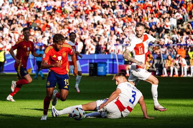Lamine Yamal (Spanien, 19), Marin Pongracic (Kroatien, 03), Marcelo Brozovic (Kroatien, 11) GER, Spanien vs. Kroatien, Fussball Europameisterschaft, UEFA EURO, EM, Europameisterschaft,Fussball 2024, Gruppe B, Spieltag 1, 15.06.2024 GER, Spanien vs. Kroatien, Fussball Europameisterschaft, UEFA Euro 2024, Gruppe B, Spieltag 1, 15.06.2024 Berlin Copyright: xEibner-Pressefoto MarcelxvonxFehrnx EP_MFN