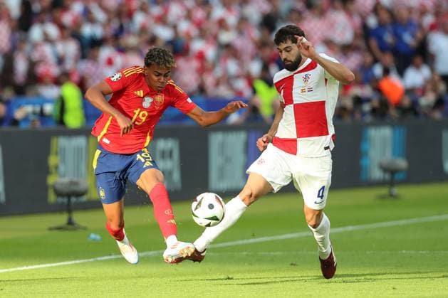 15.06.2024, xtgx, Fussball EM 2024, Spanien - Kroatien emspor, v.l. Lamine Yamal (Spanien, 19), Josko Gvardiol (Krotaien, 4) Zweikampf, Duell, Kampf, tackle (DFL DFB REGULATIONS PROHIBIT ANY USE OF PHOTOGRAPHS as IMAGE SEQUENCES and or QUASI-VIDEO) Berlin