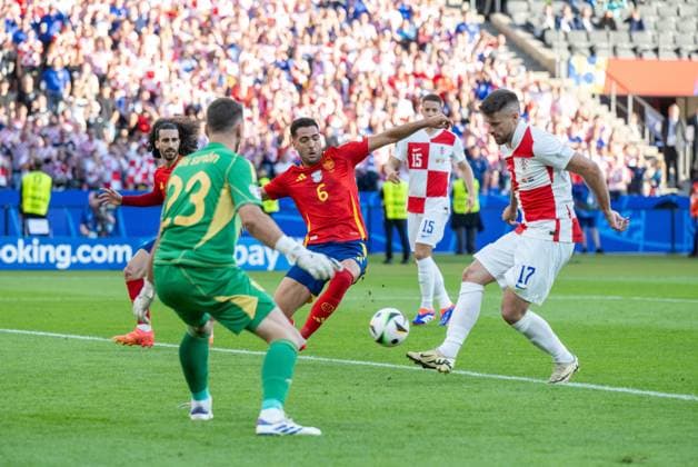 Fussball, Herren, Saison 2023 24, UEFA EURO, EM, Europameisterschaft,Fussball 20204, Gruppe B (1. Spieltag) in Berlin, Spanien - Kroatien, Bruno Petkovic (r., Kroatien) erzielt das Tor zum 3:1 gegen Torwart Unai Simon (Spanien) und Mikel Merino (6, Spanien), das Tor wird aber aber aberkannt, 15.06. 2024, Copyright: xMatthiasxKochx
