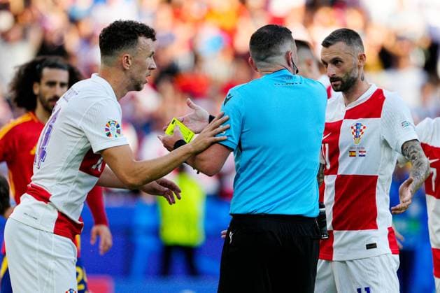Croatia players are unhappy with Referee Michael Oliver after Rodri of Spain seemingly gets lucky after receiving a yellow card for a challenge on Bruno Petkovic of Croatia in the penalty area Spain v Croatia, UEFA European Championship, EM, Europameisterschaft 2024, Group B, Football, Olympiastadion, Berlin, Germany, 15 Jun 2024 EDITORIAL USE ONLY No use with unauthorised audio, video, data, fixture lists, club league logos or live services. Online in-match use limited to 120 images, no video emulation. No use in betting, games or single club league player publications. Copyright: xDavexShopland Shutterstockx 14539285cy